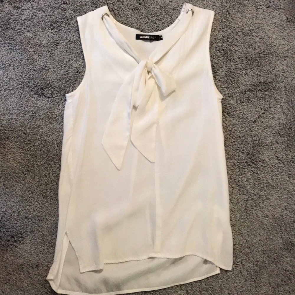 Super stylish white blouse!